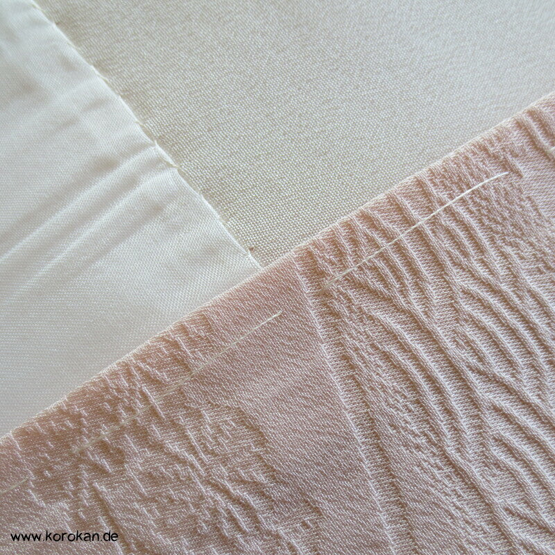 rosa Fluss auf blassrosa Tsukesage Seidenkimono