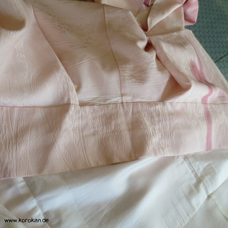 rosa Fluss auf blassrosa Tsukesage Seidenkimono
