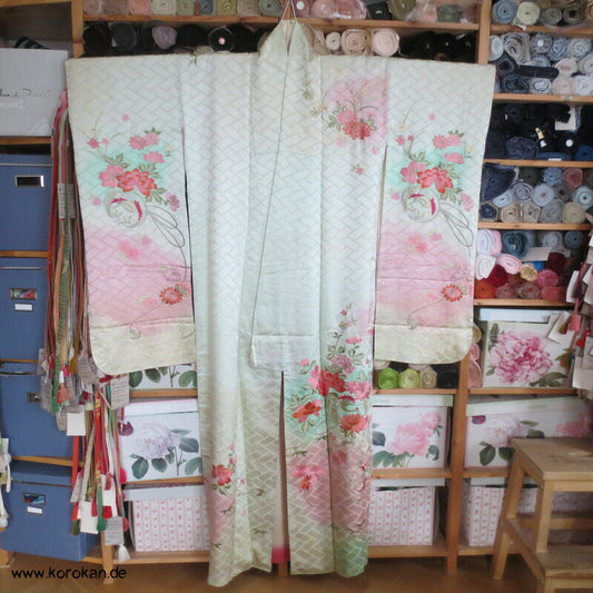Higaki Rinzu Damast Furisode mit Bokashi Verlauf und Phönix Stickereien