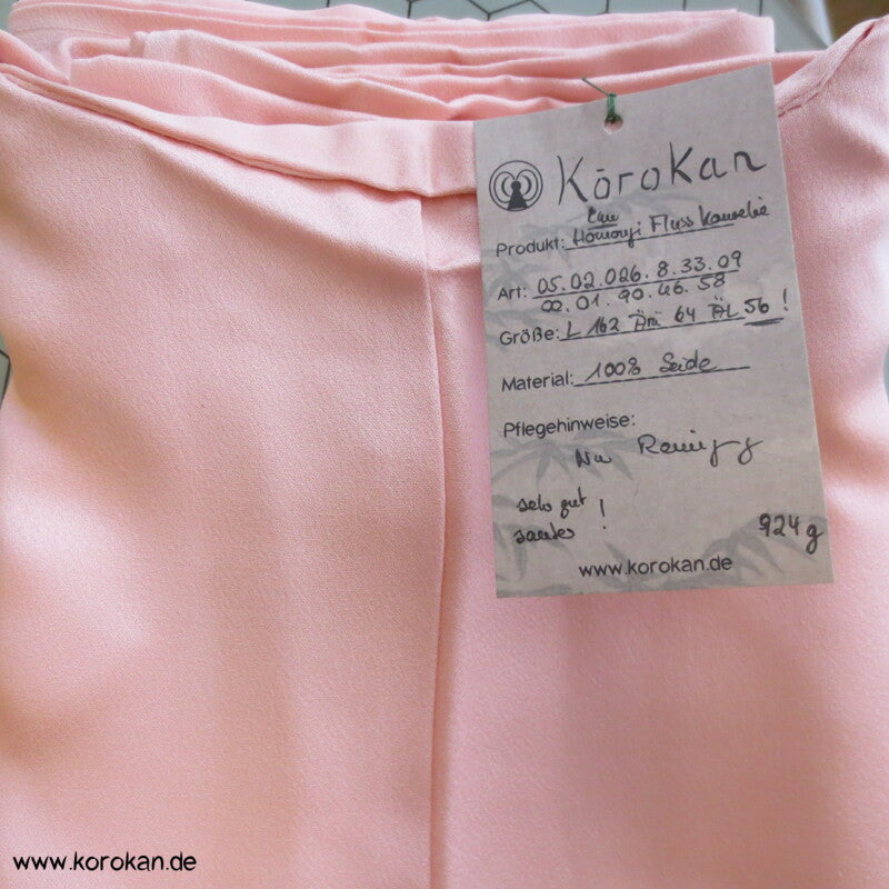 Kamelienblüten in Flusslandschaft Homongi