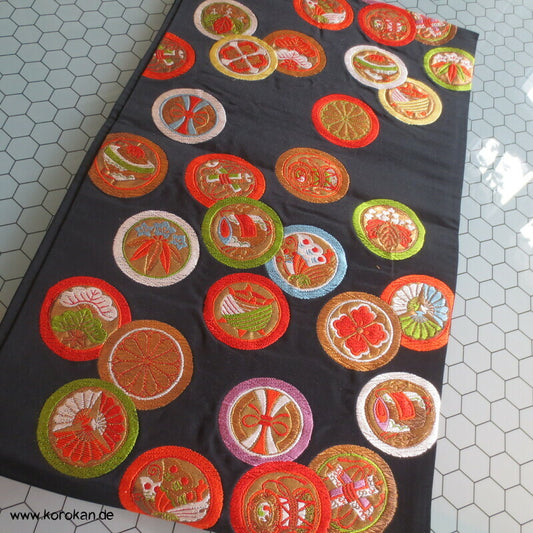 bunte Mon Wappen auf schwarzer Seide Fukuro Obi Seidenbrokat Kimonogürtel