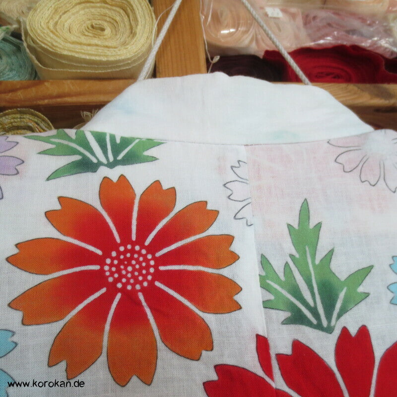 Yukata Kimono für Mädchen, bunte Blumen auf weiß
