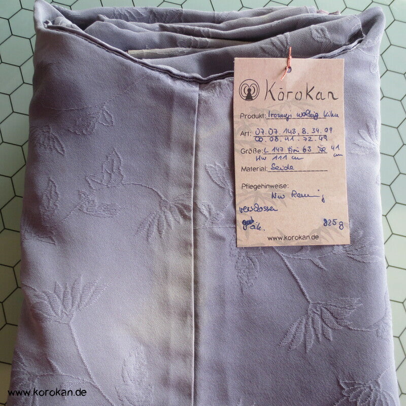 wolkiger Chrysanthemen Webmuster japanischer Iromuji Kimono