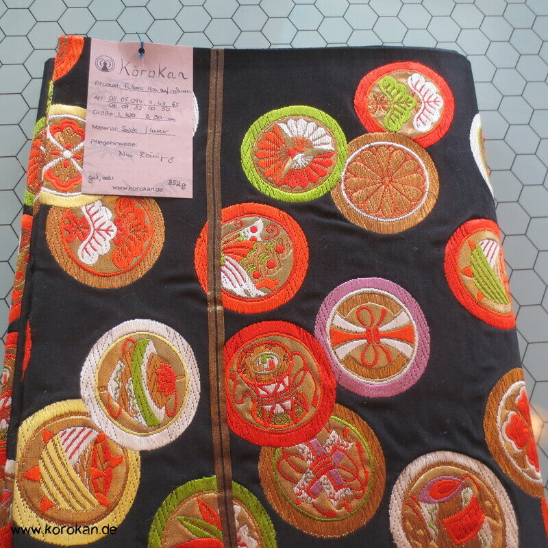 bunte Mon Wappen auf schwarzer Seide Fukuro Obi Seidenbrokat Kimonogürtel