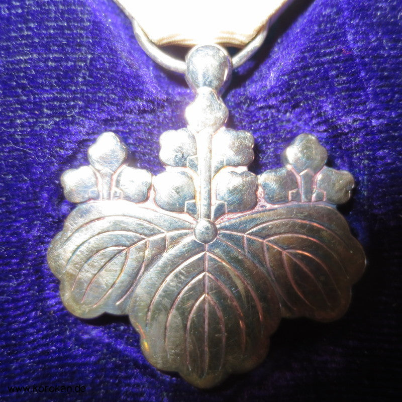 silberner Paulownia Orden am Band - Samurai in Lackschachtel