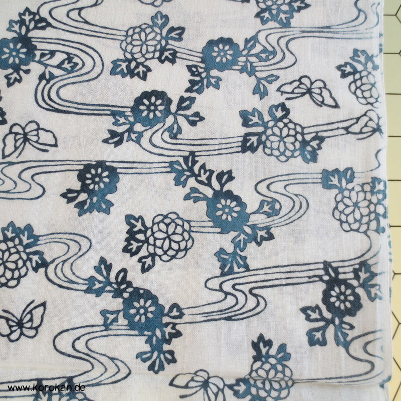 Fluss, Chrysanthemen, Schmetterlinge Yukata Kimono Stoff, weich