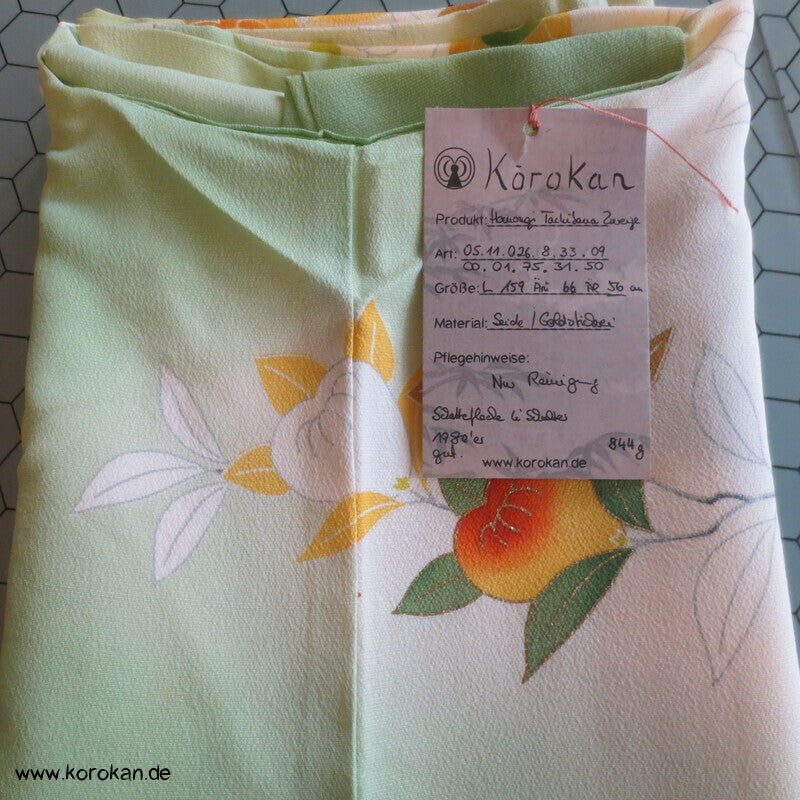 Tachibana Zweige Homongi Kimono, bunt auf grün, bestickt