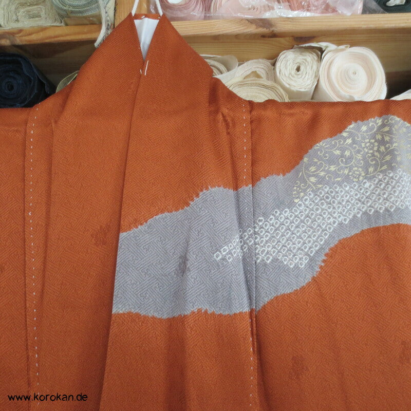 grauer Fluss mit Shibori und Stickerei Homongi Seiden Kimono