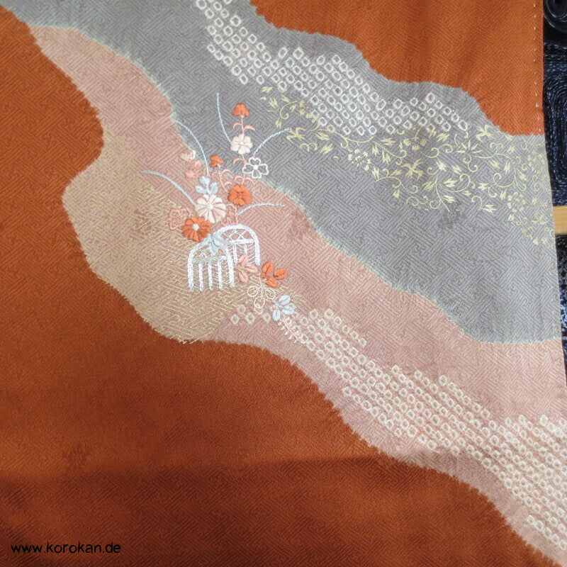 grauer Fluss mit Shibori und Stickerei Homongi Seiden Kimono