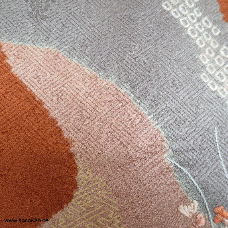 grauer Fluss mit Shibori und Stickerei Homongi Seiden Kimono