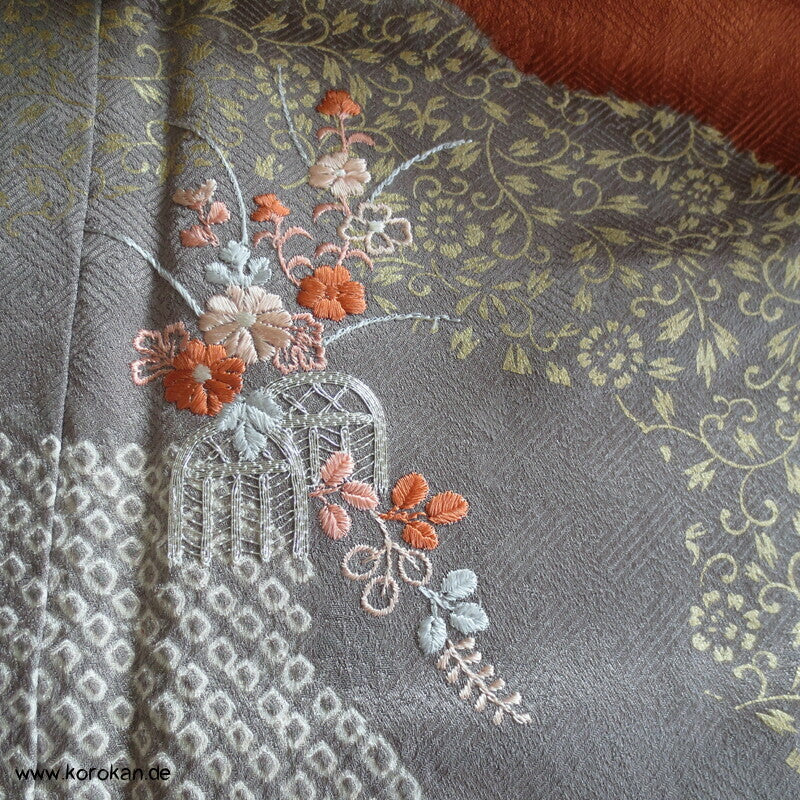 grauer Fluss mit Shibori und Stickerei Homongi Seiden Kimono