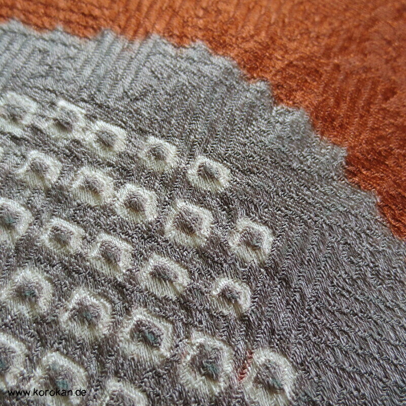 grauer Fluss mit Shibori und Stickerei Homongi Seiden Kimono
