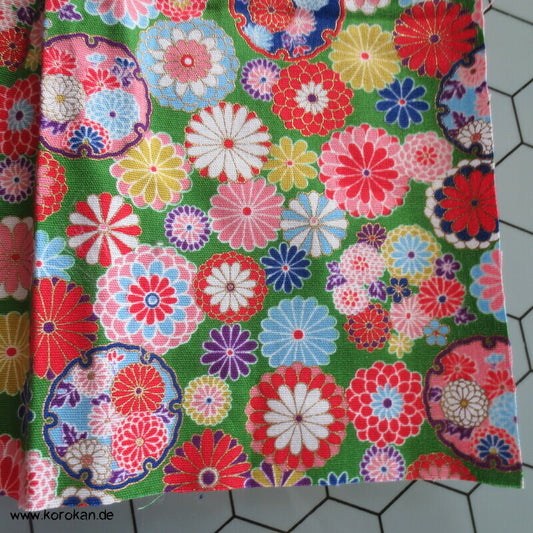 Stoffrest schwere Baumwolle Blüten und Schneeflockenkugeln mit gold