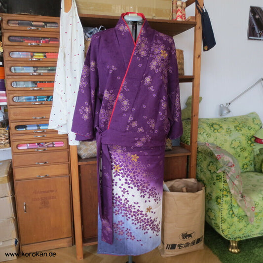 Blumen auf lila zweiteiliger Kimono, Dochugi + Wickelrock