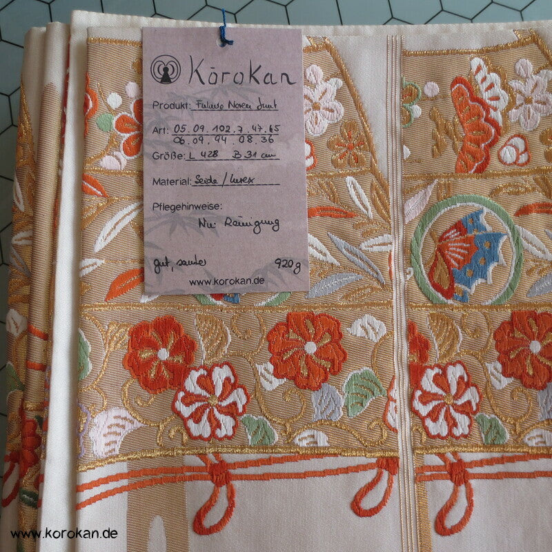 Brokat Kimonovorhänge Fukuro Obi, golden bunt auf heller Seide Kimonogürtel