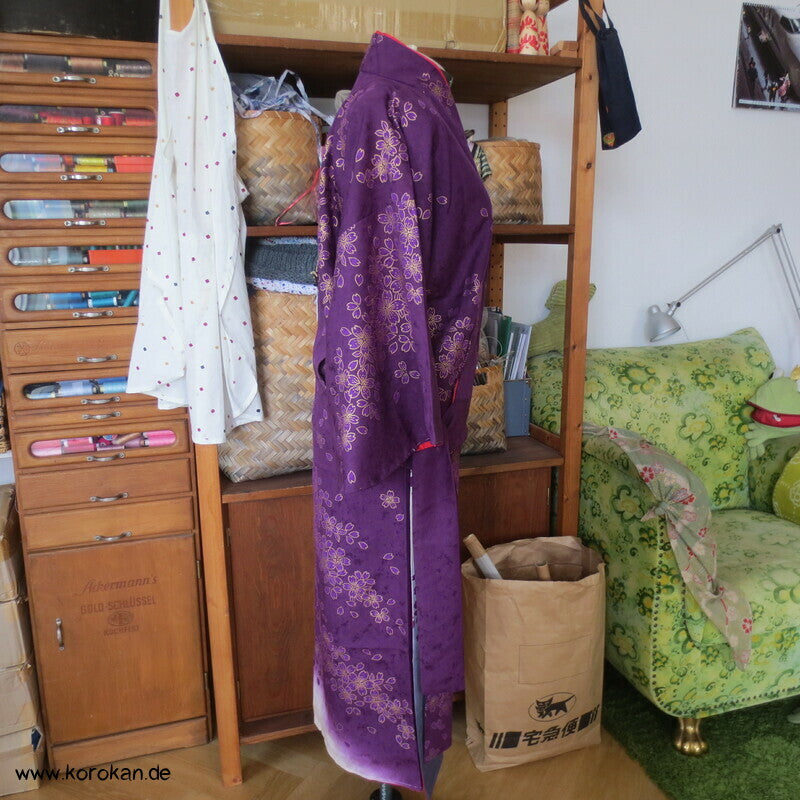 Blumen auf lila zweiteiliger Kimono, Dochugi + Wickelrock