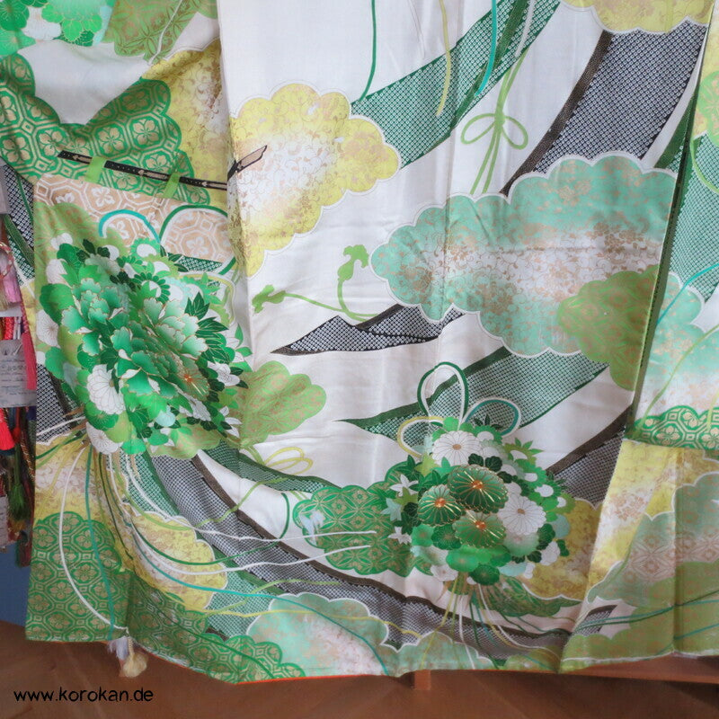 grüne Kusudama zwischen Noren Furisode Seidendamast Kimono