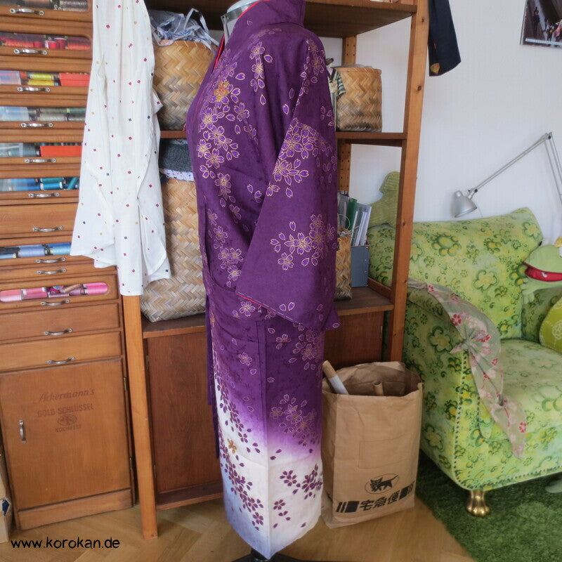 Blumen auf lila zweiteiliger Kimono, Dochugi + Wickelrock