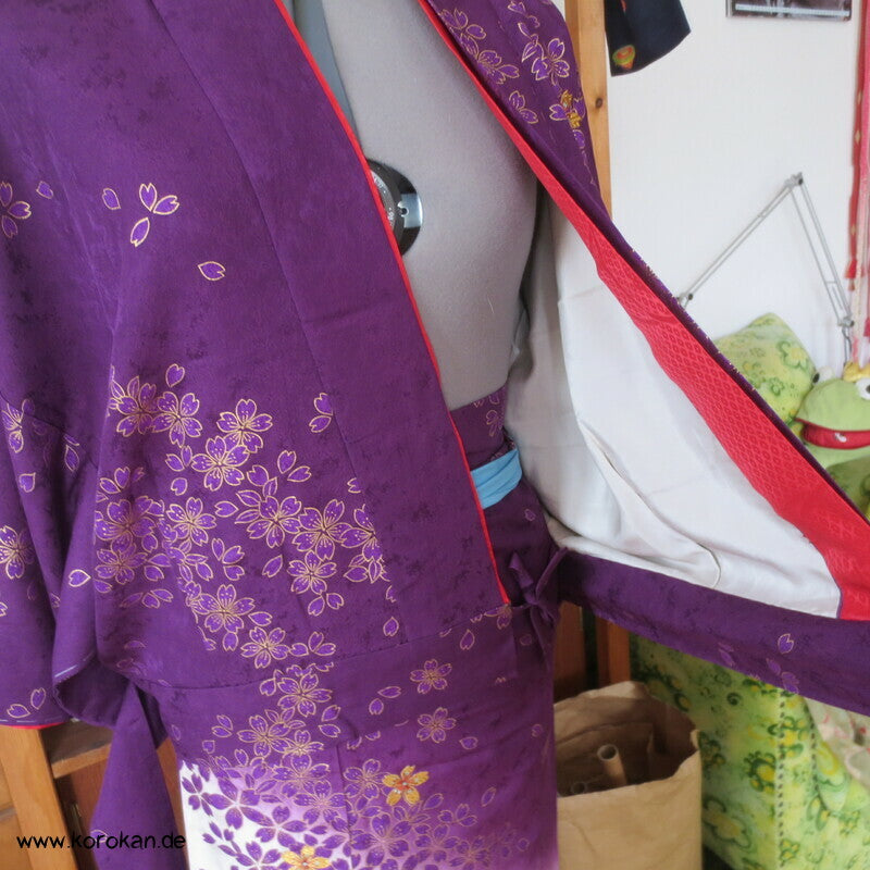 Blumen auf lila zweiteiliger Kimono, Dochugi + Wickelrock