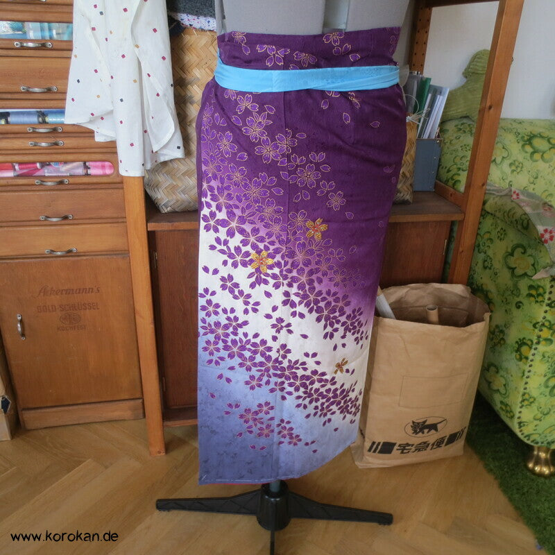 Blumen auf lila zweiteiliger Kimono, Dochugi + Wickelrock