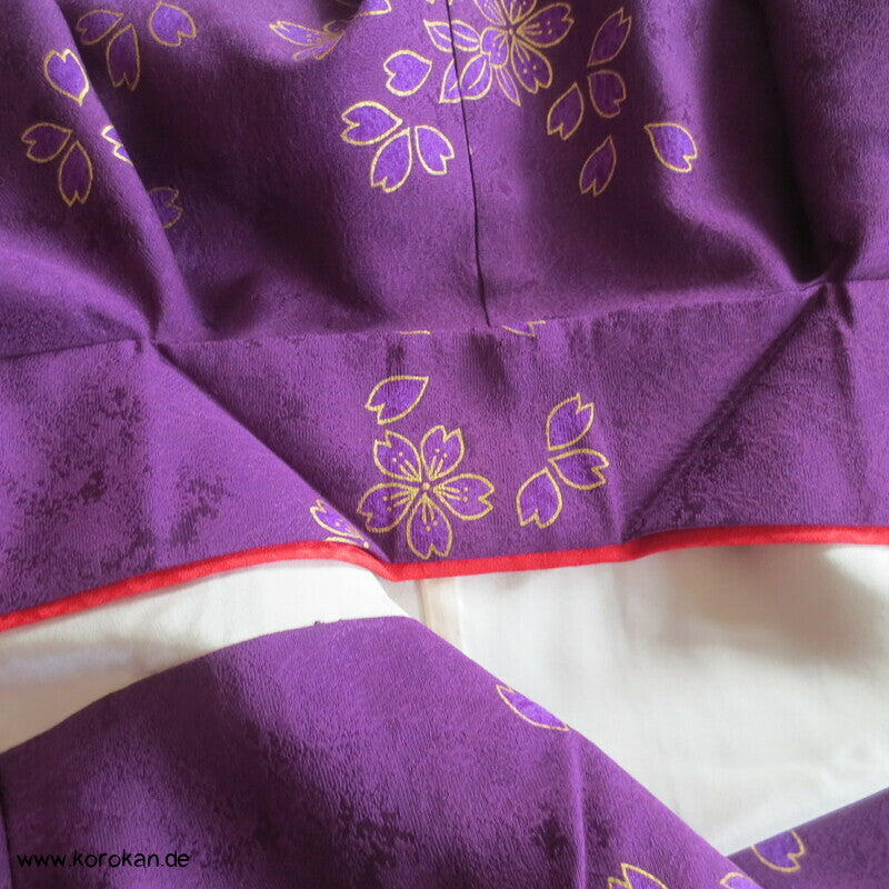 Blumen auf lila zweiteiliger Kimono, Dochugi + Wickelrock
