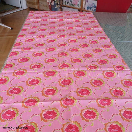Karakusa Arabesken mit Chrysanthemenblüten auf rosa Baumwollstoff