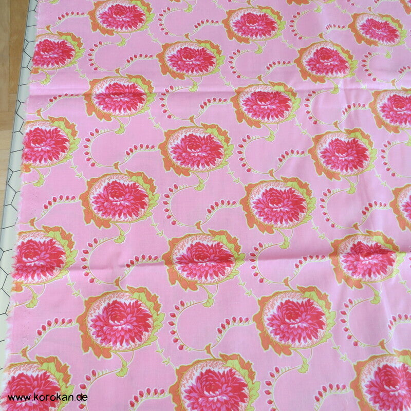 Karakusa Arabesken mit Chrysanthemenblüten auf rosa Baumwollstoff