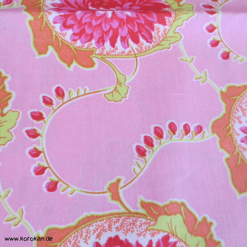 Karakusa Arabesken mit Chrysanthemenblüten auf rosa Baumwollstoff