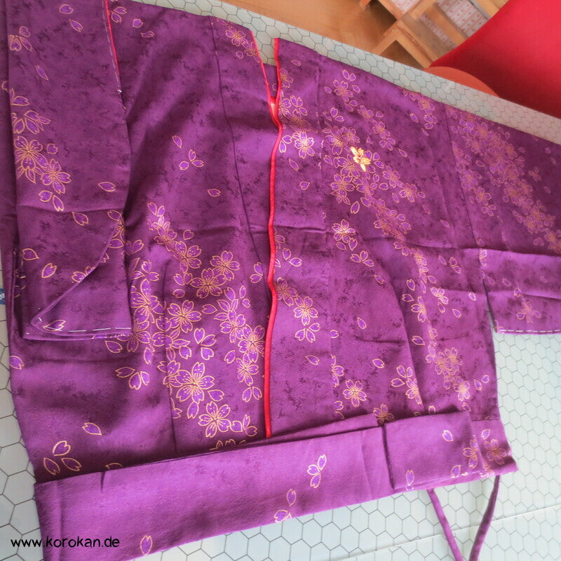 Blumen auf lila zweiteiliger Kimono, Dochugi + Wickelrock