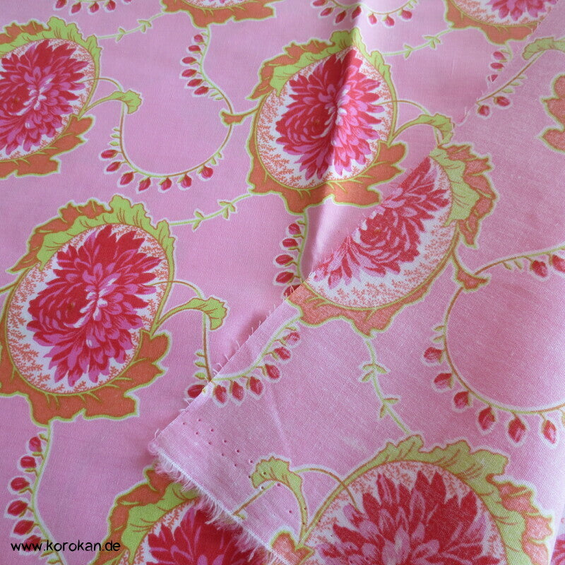 Karakusa Arabesken mit Chrysanthemenblüten auf rosa Baumwollstoff