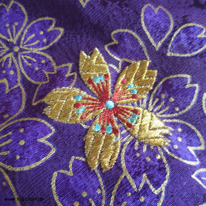 Blumen auf lila zweiteiliger Kimono, Dochugi + Wickelrock