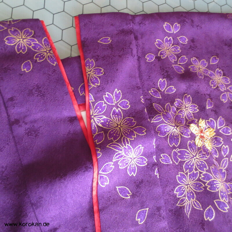 Blumen auf lila zweiteiliger Kimono, Dochugi + Wickelrock