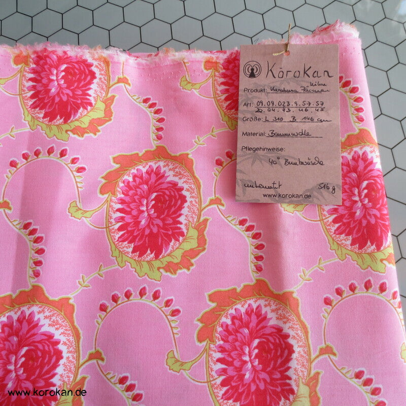 Karakusa Arabesken mit Chrysanthemenblüten auf rosa Baumwollstoff