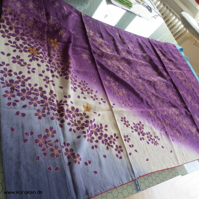 Blumen auf lila zweiteiliger Kimono, Dochugi + Wickelrock