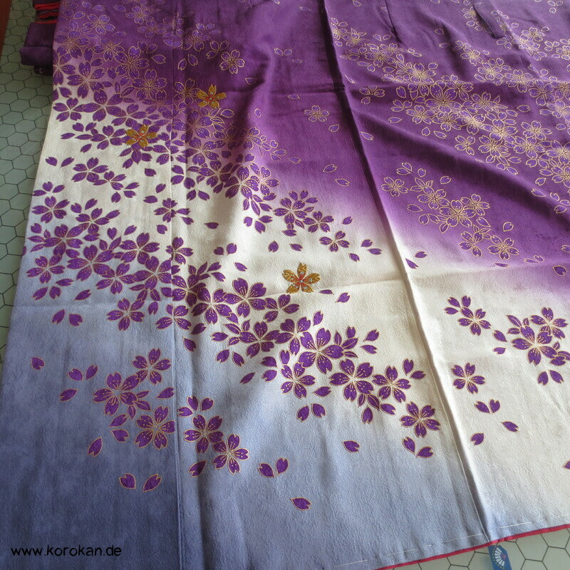 Blumen auf lila zweiteiliger Kimono, Dochugi + Wickelrock