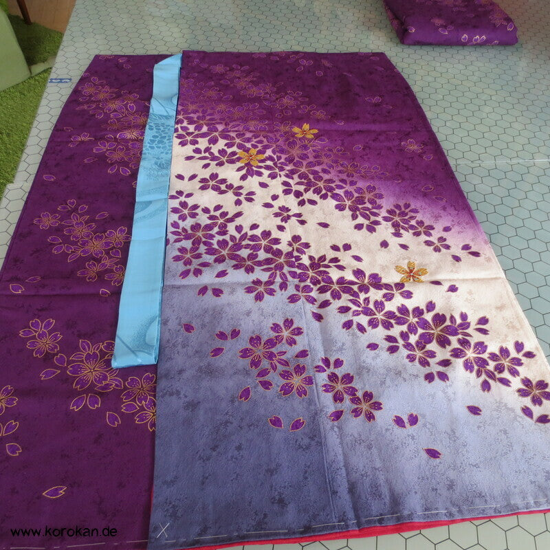 Blumen auf lila zweiteiliger Kimono, Dochugi + Wickelrock
