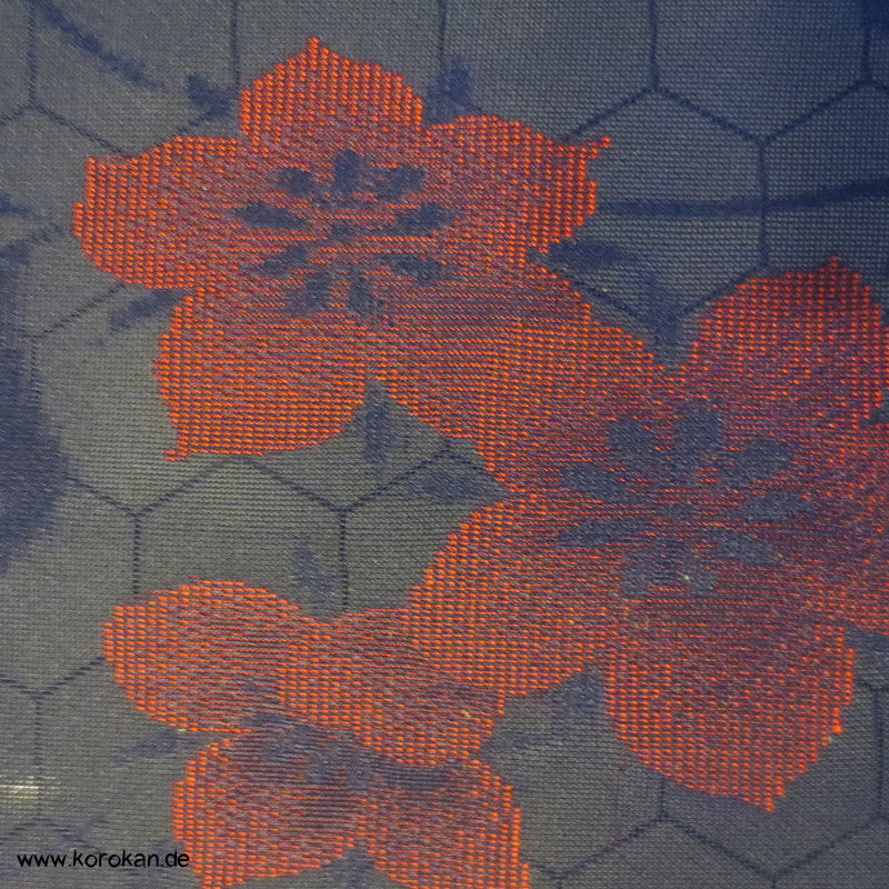 rote Blüten in dunkelblau Sommer Kimono Sha / Rho Seide