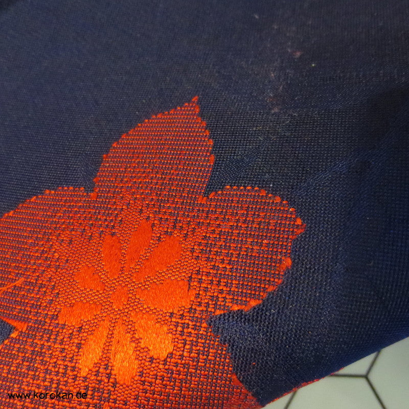 rote Blüten in dunkelblau Sommer Kimono Sha / Rho Seide