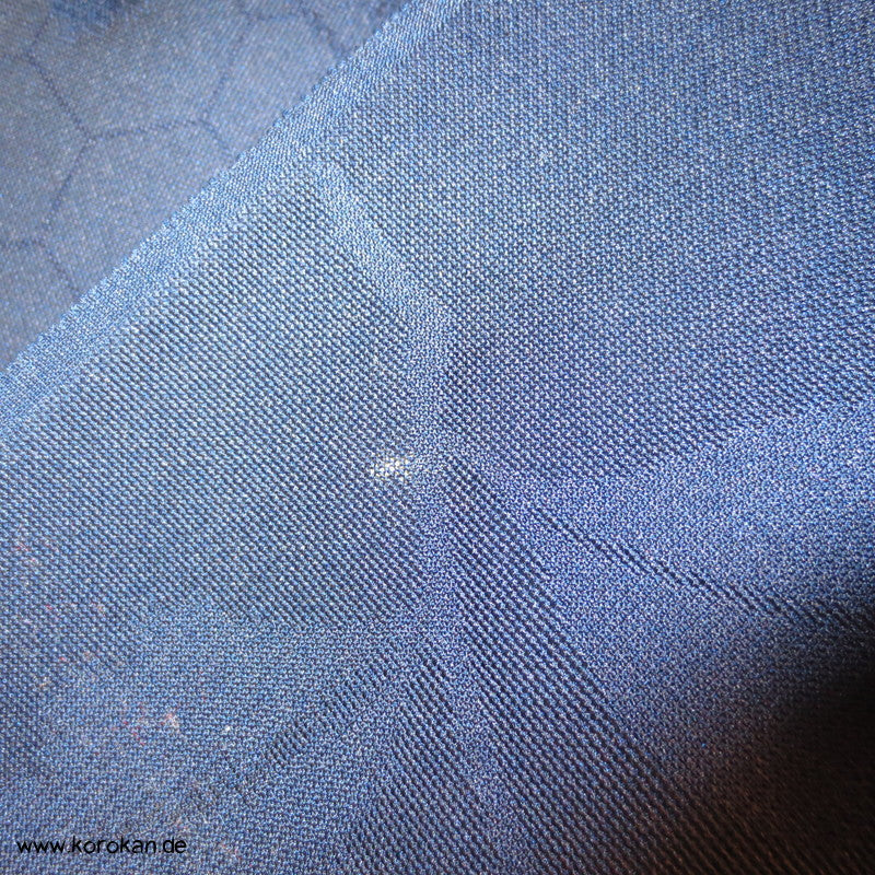 rote Blüten in dunkelblau Sommer Kimono Sha / Rho Seide