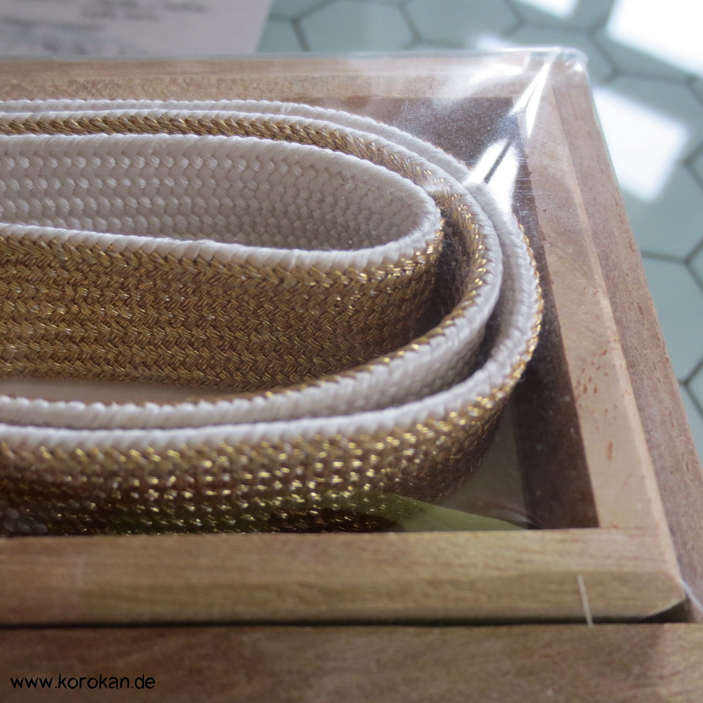 weiß goldener Kranich Braut Obijime in Holz - Geschenkbox