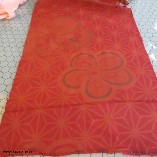 Antiker Araihari Kimono Stoffrolle, Seidencrepe Asanoha mit Ume Windrädern