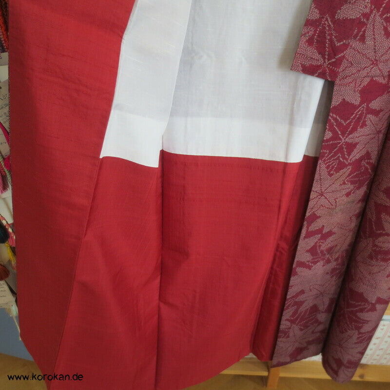 weinrote Kasuri Ahornblätter Tsumugi Kimono