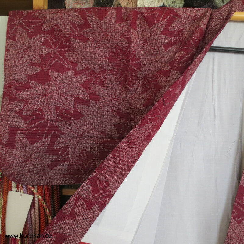weinrote Kasuri Ahornblätter Tsumugi Kimono