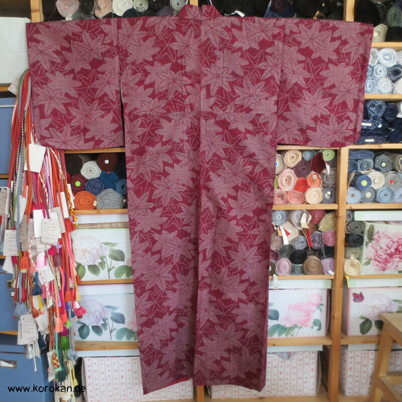 weinrote Kasuri Ahornblätter Tsumugi Kimono