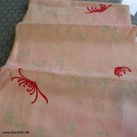 Chrysantheme rot auf rosa Juban Futterseide Tanmono