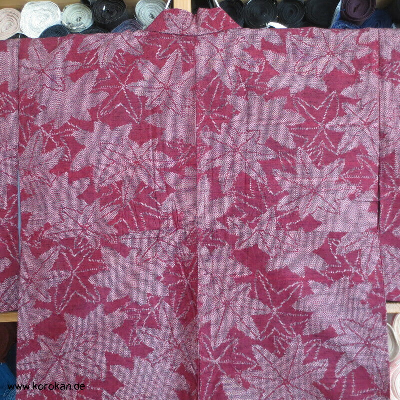weinrote Kasuri Ahornblätter Tsumugi Kimono