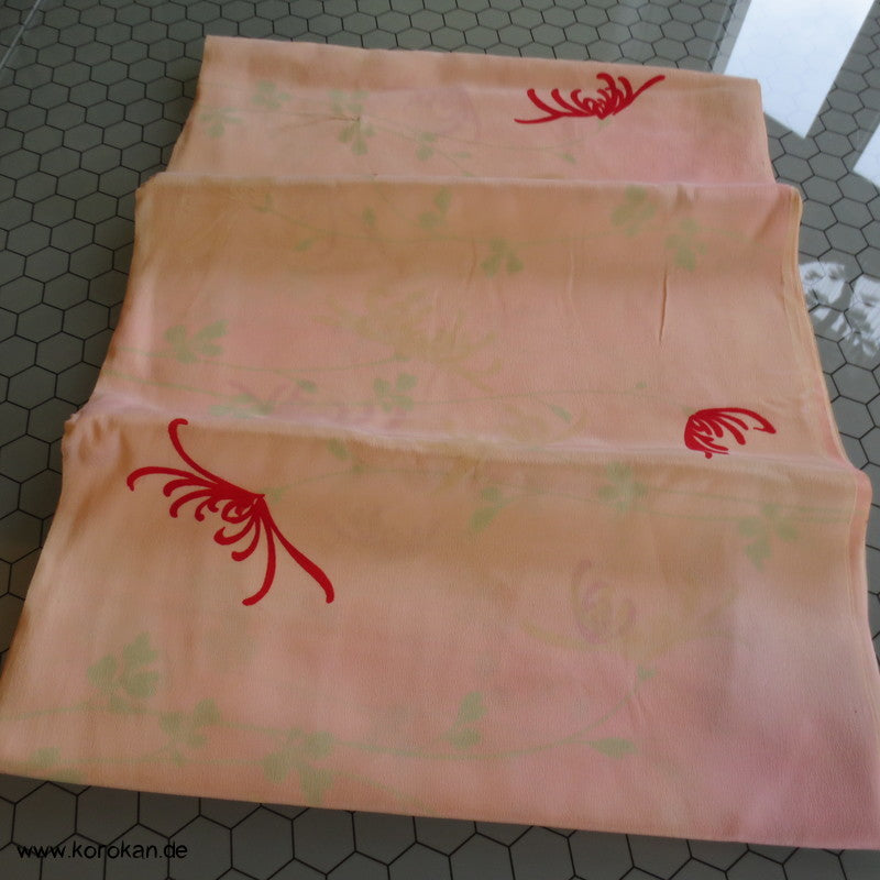 Chrysantheme rot auf rosa Juban Futterseide Tanmono