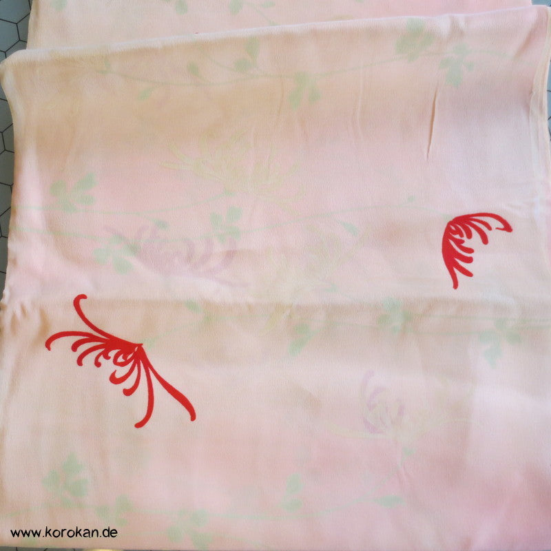 Chrysantheme rot auf rosa Juban Futterseide Tanmono