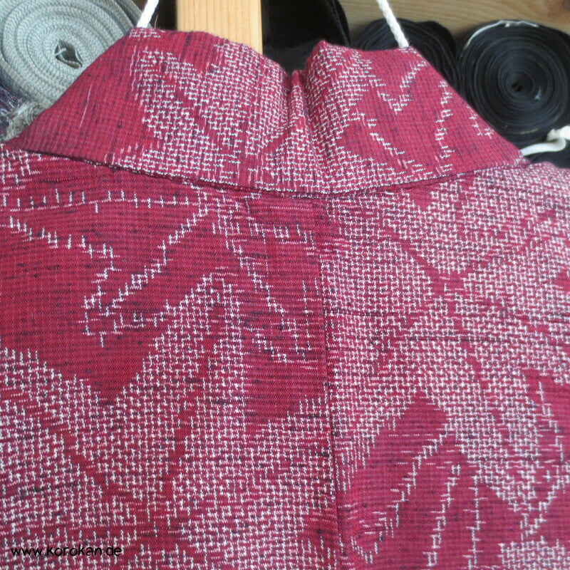 weinrote Kasuri Ahornblätter Tsumugi Kimono