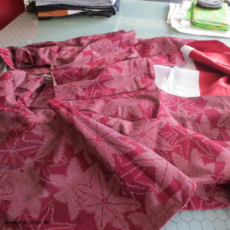 weinrote Kasuri Ahornblätter Tsumugi Kimono